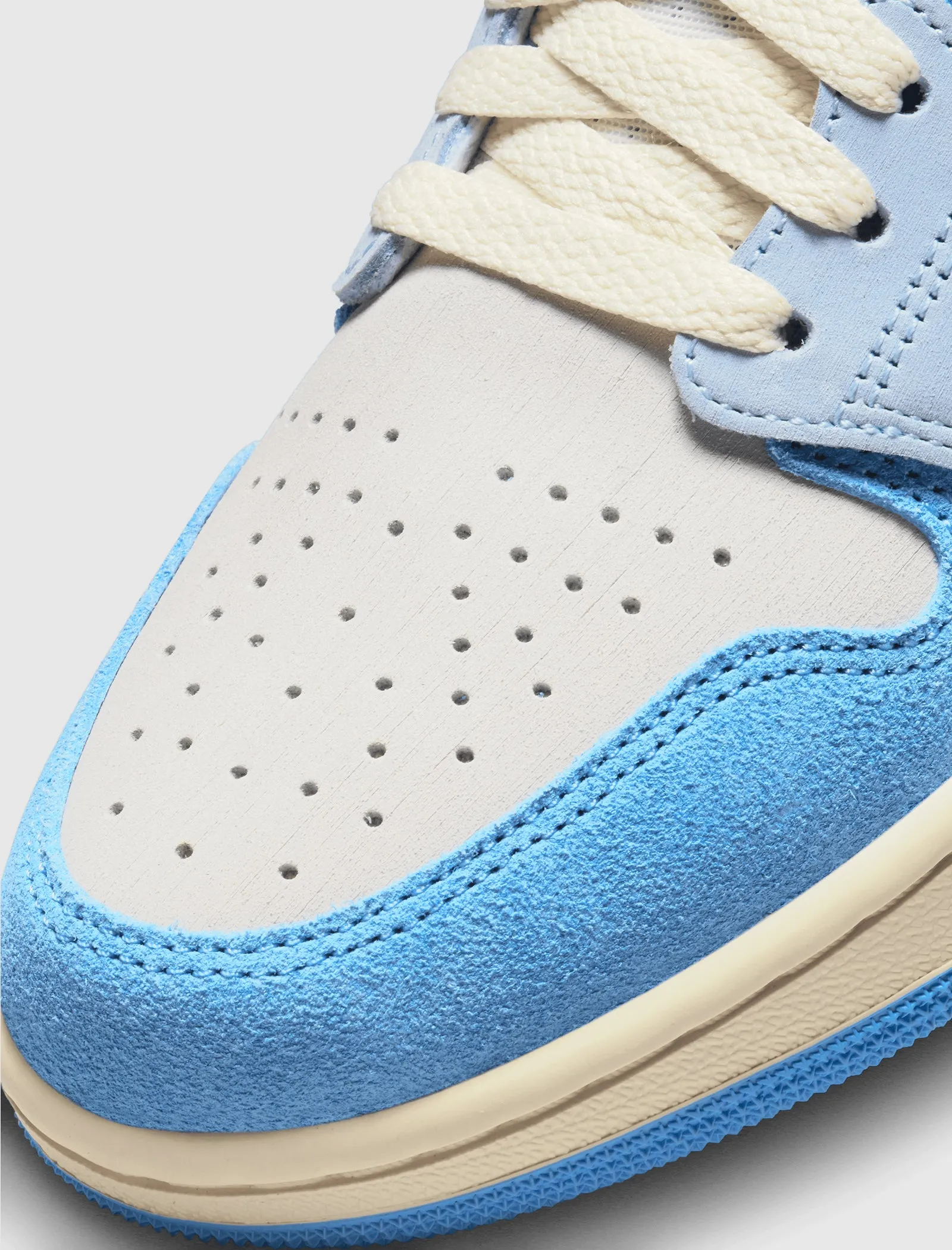 WOMEN'S AIR JORDAN 1 ZOOM CMFT 2 "UNIVERSITY BLUE"